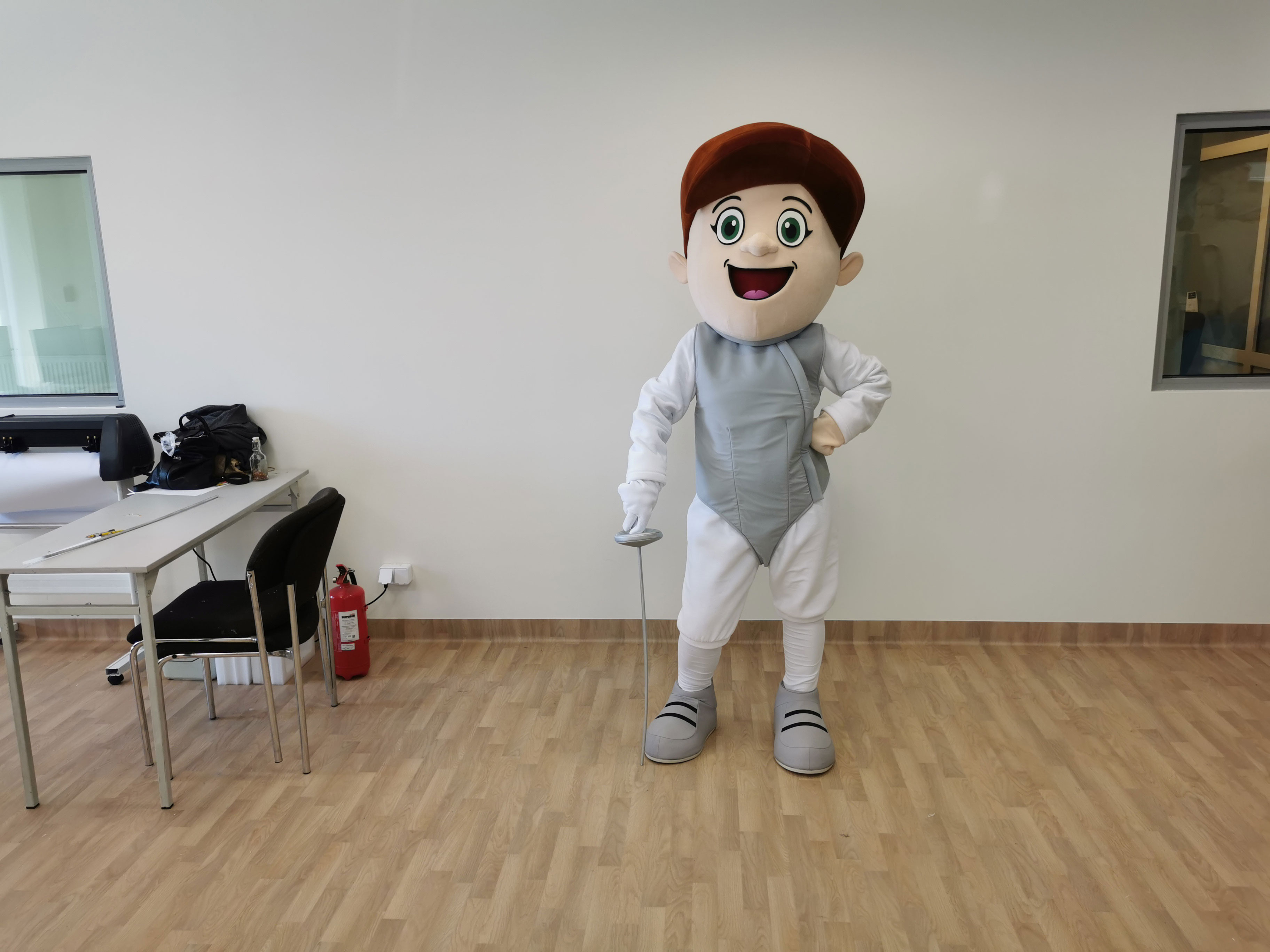Na fotografii widnieje postać dziewczyny ucharakteryzowanej na postać szpadzistki pozującej do zdjęcia w siedzibie firmy Elabika